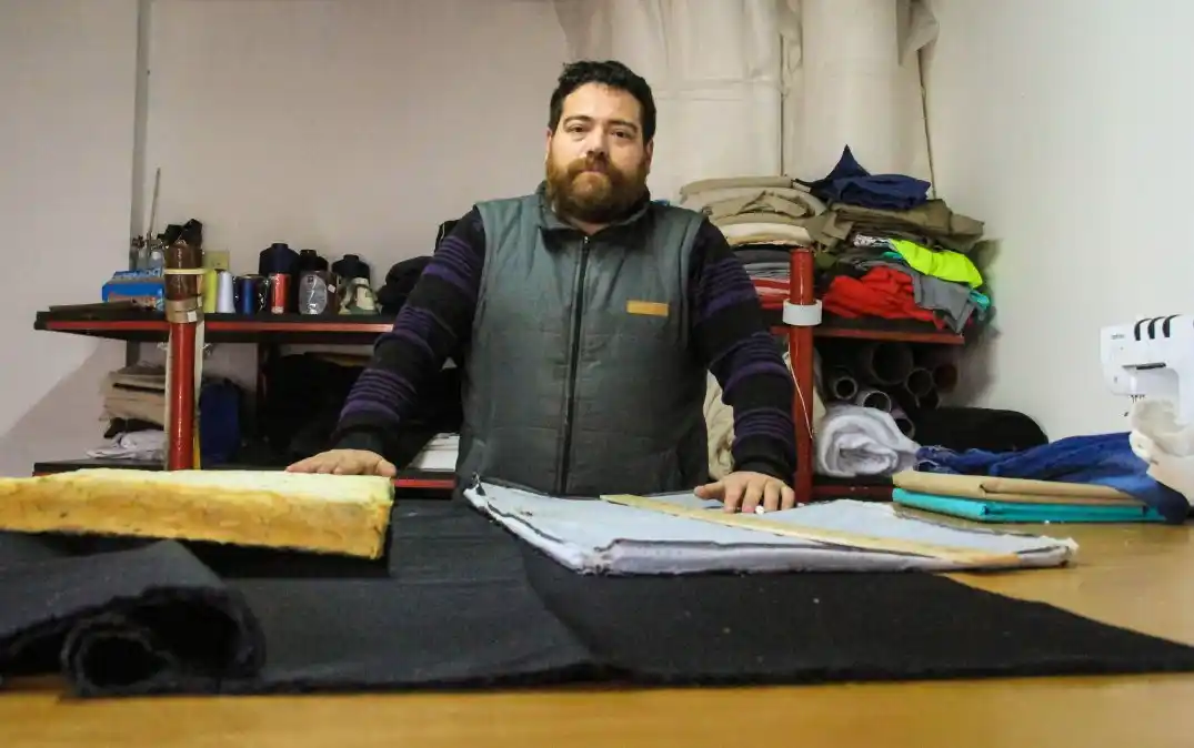 Rubén Vera es el presidente de la cooperativa que busca producir indumentaria de trabajo 
