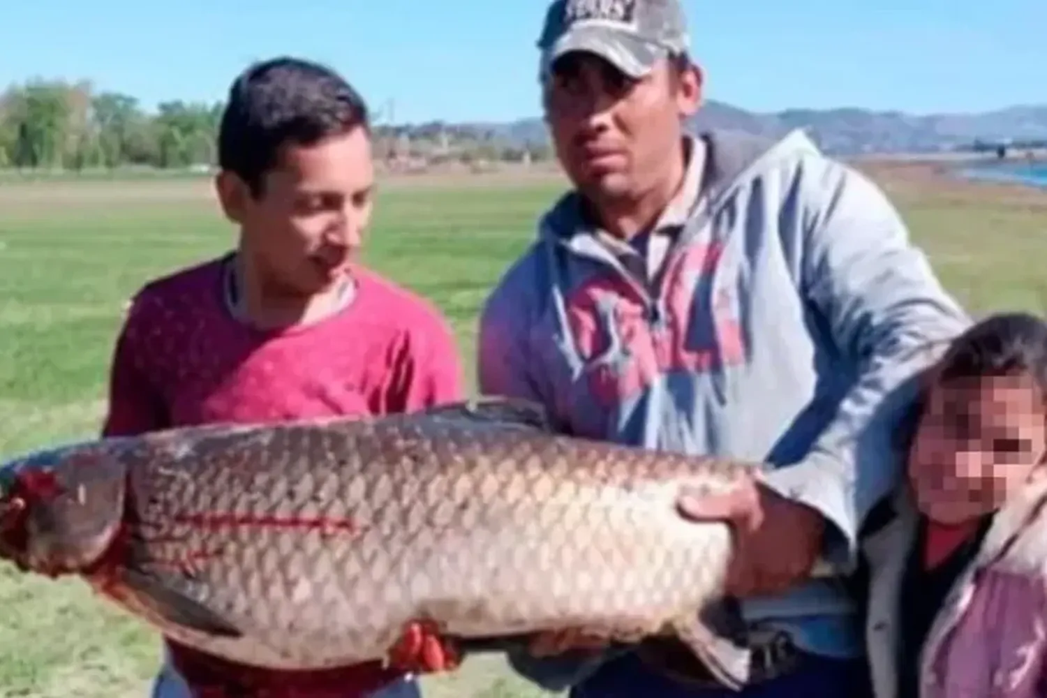 Sacaron del lago San Roque un pez carpa de más de 46 kilos y se asustaron: "Me dejó sin tanza"