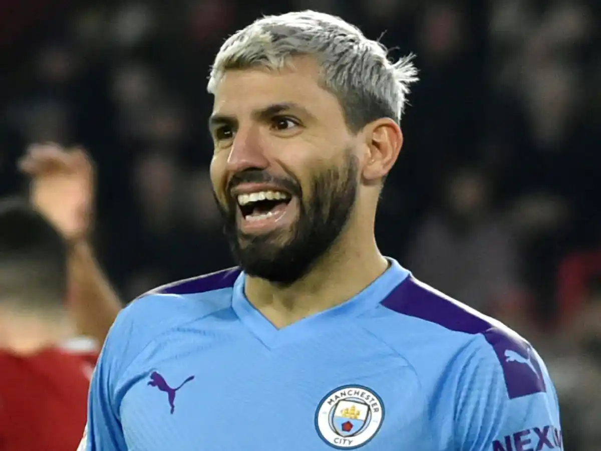 "Kun" Agüero viaja a Barcelona para tratar su lesión en la rodilla izquierda