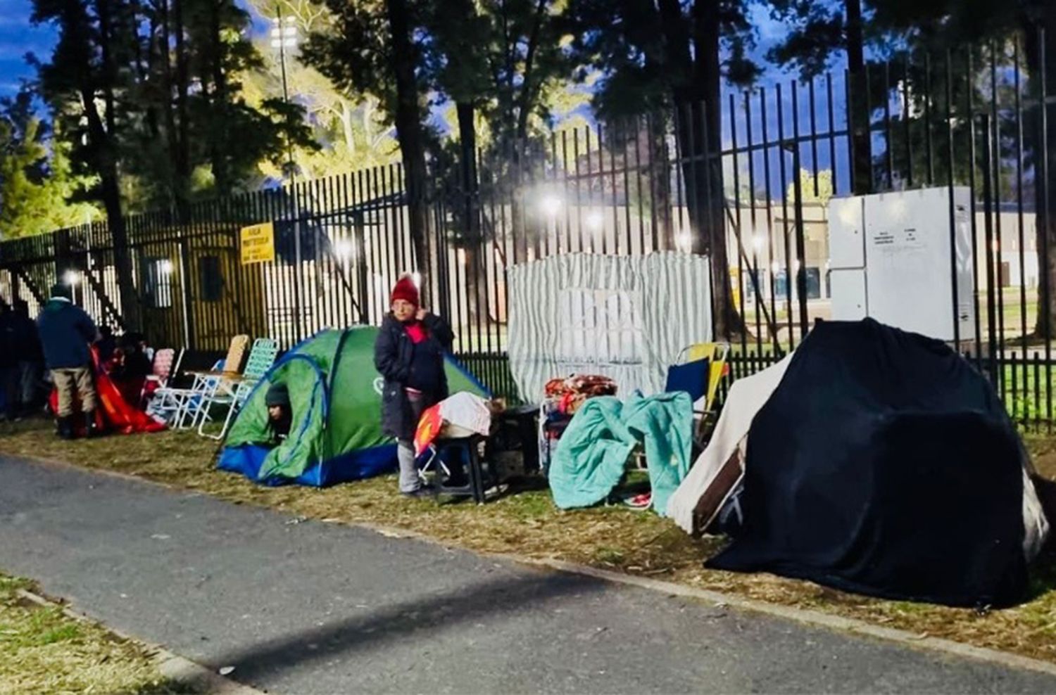 Leda en Rosario: varias cuadras de acampe aguardando a la mujer a la que le atribuyen poderes de sanación