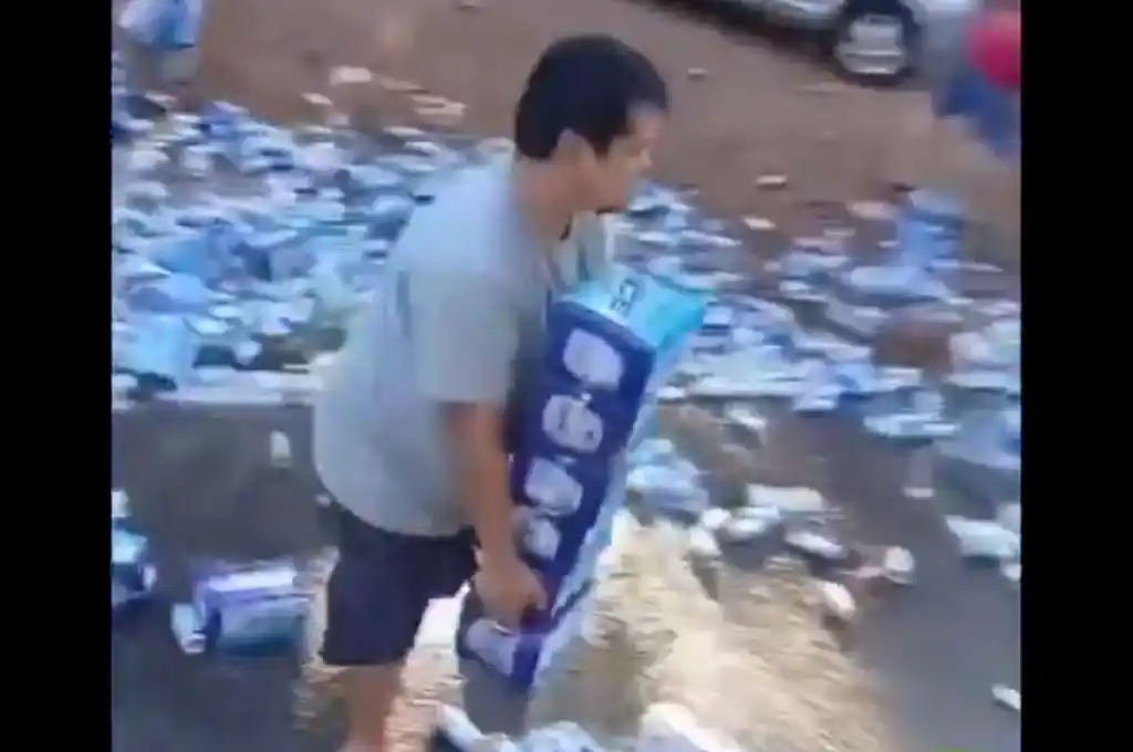 Vecinos saquearon la carga de un camión