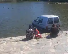 No dejaron el freno de mano puesto y el auto cayó en el Dique