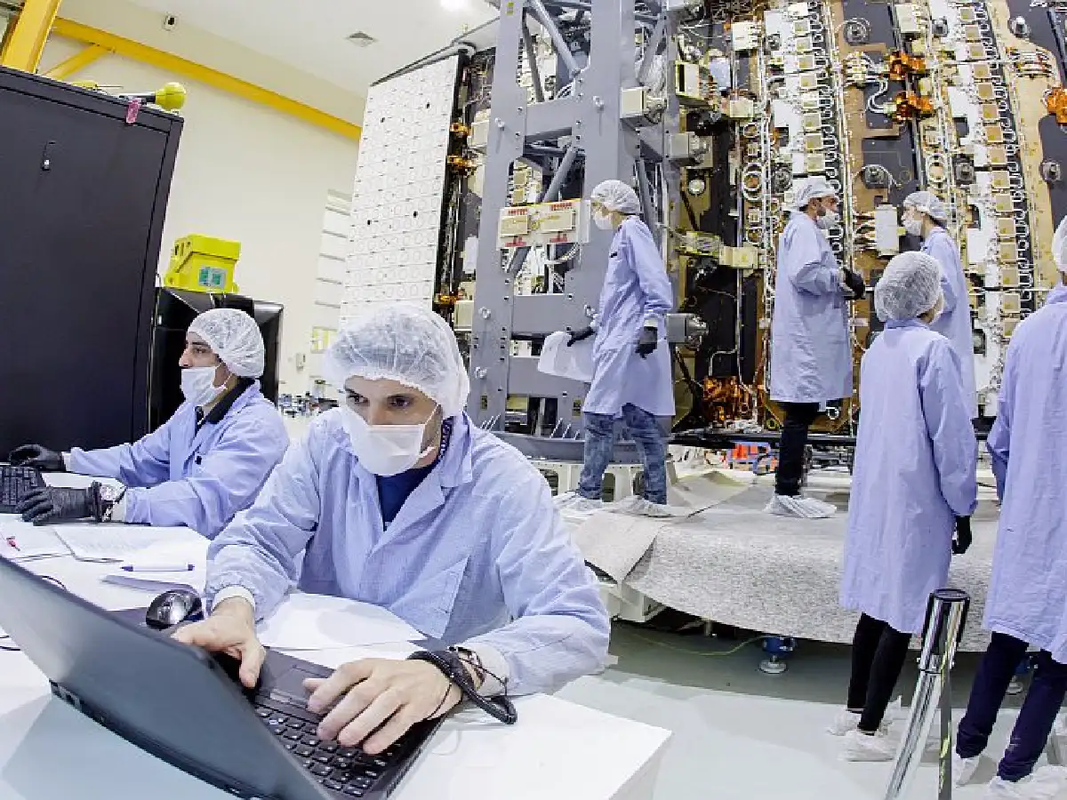 Satélite nuevo, polémica vieja