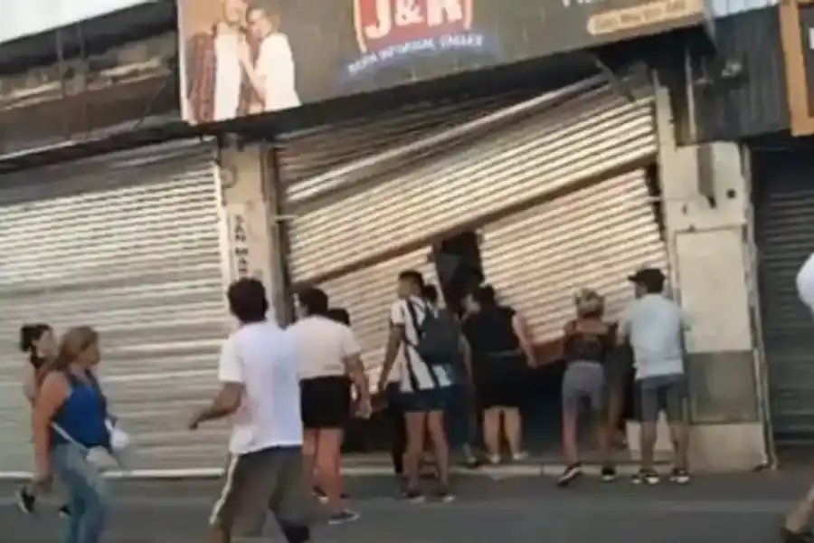 Corridas, tensión y algunos "robos puntuales" desataron el miedo a saqueos en el centro de Córdoba