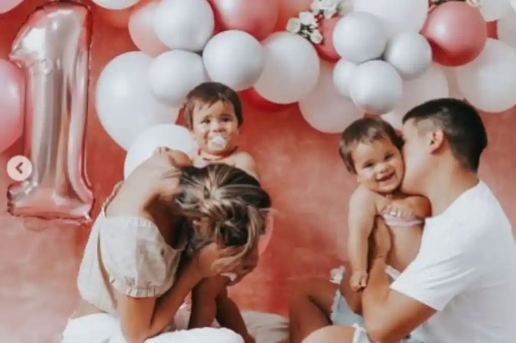 Daniela Celis y Thiago Medina con sus gemelas