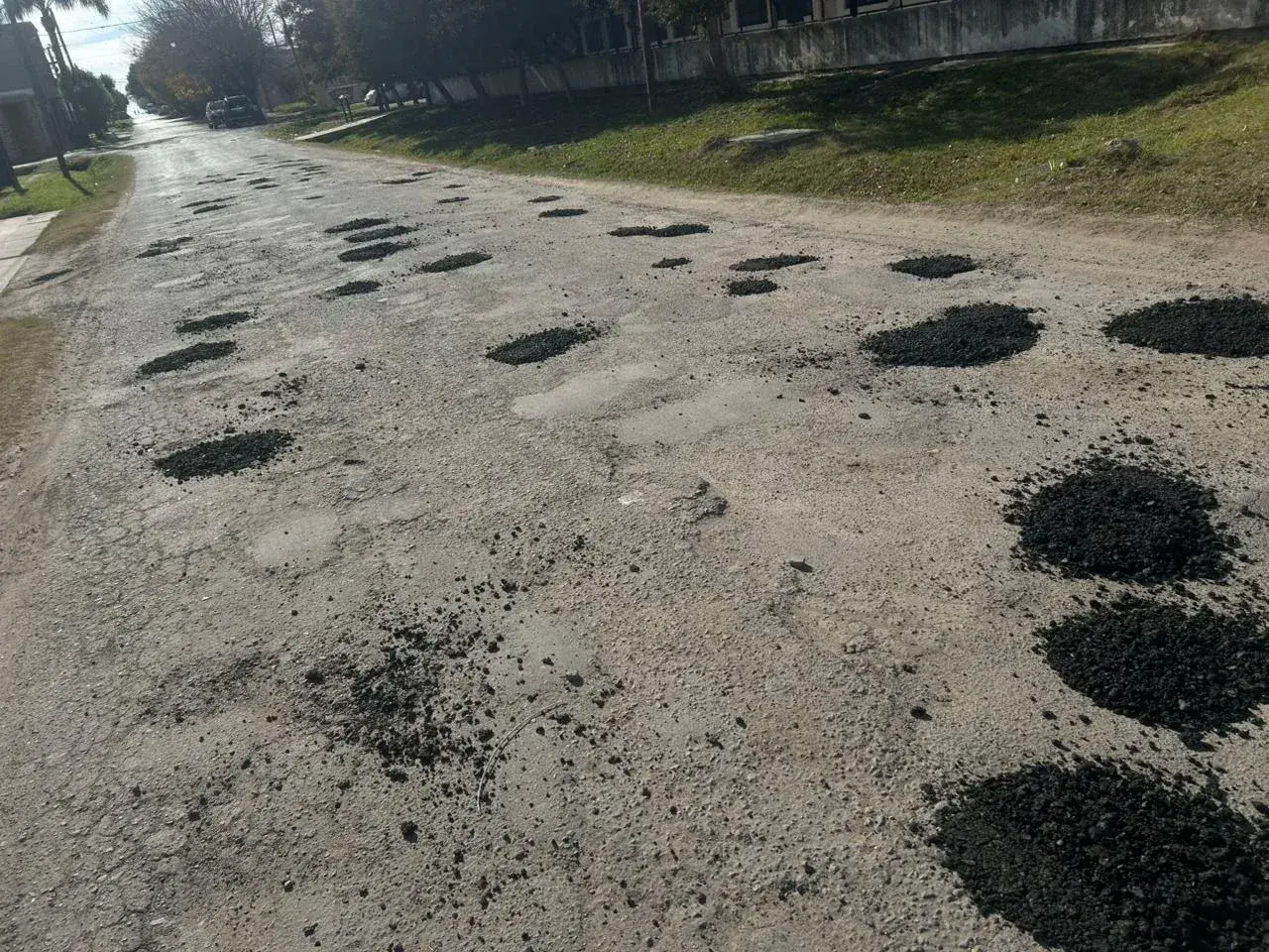 La cuadrilla municipal trabajó en inmediaciones de la escuela Eduardo Depietri.