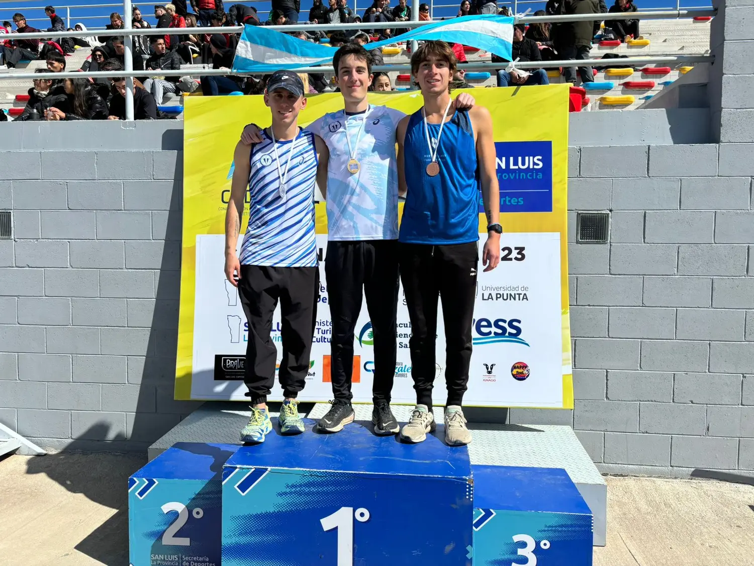 Santino Marchetti (tercero de izquierda a derecha) en el podio del Campeonato Nacional U23