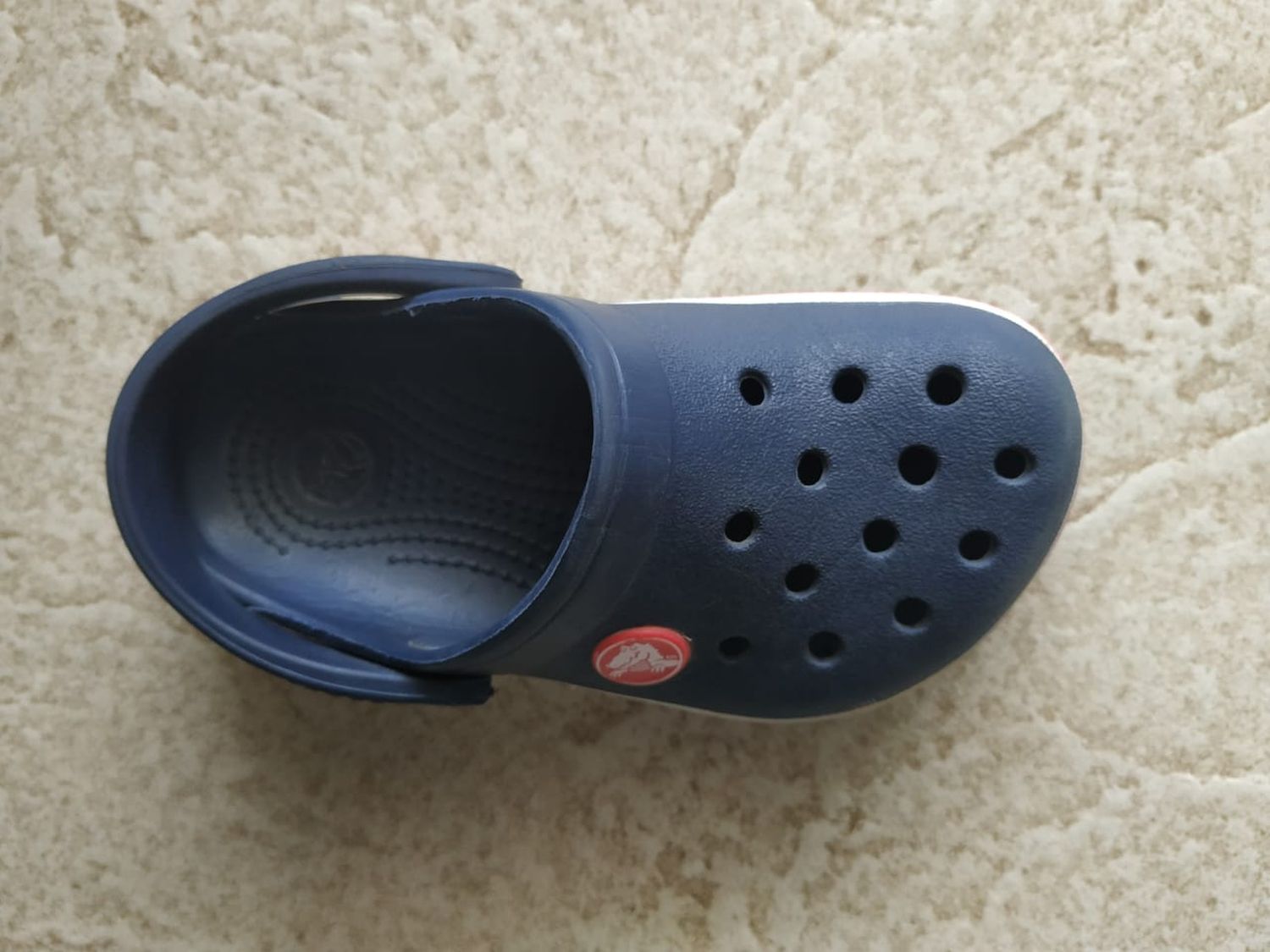 Buscan una croc de nene