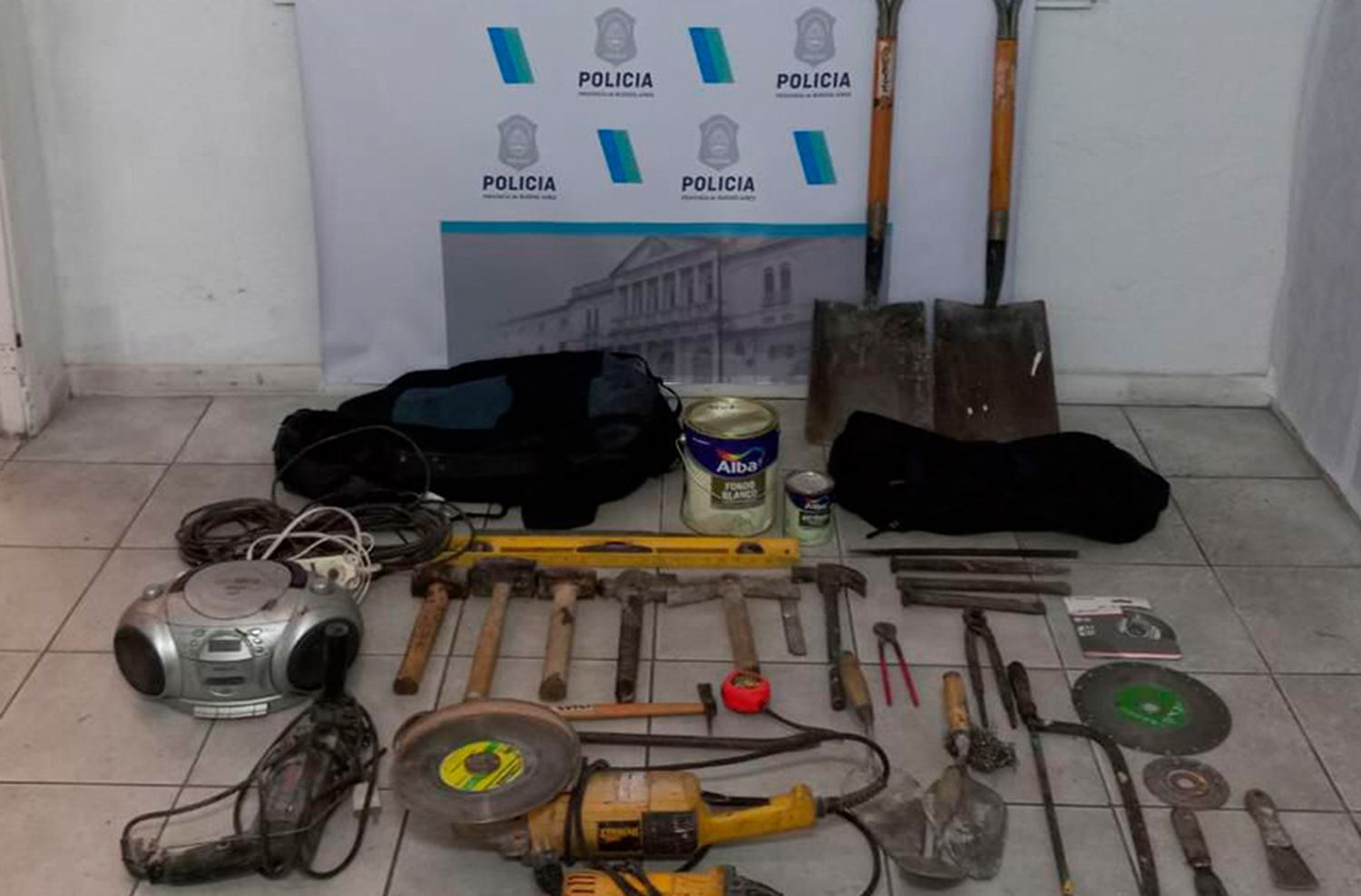 Robaron una casa en construcción: los delató el estallido de la ventana