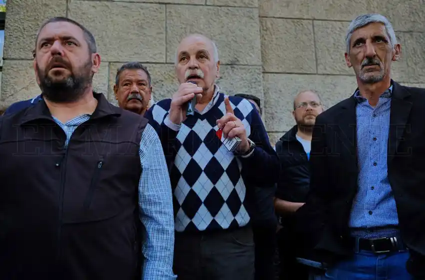 Municipales: "Vamos a seguir acá hasta que las velas no ardan"