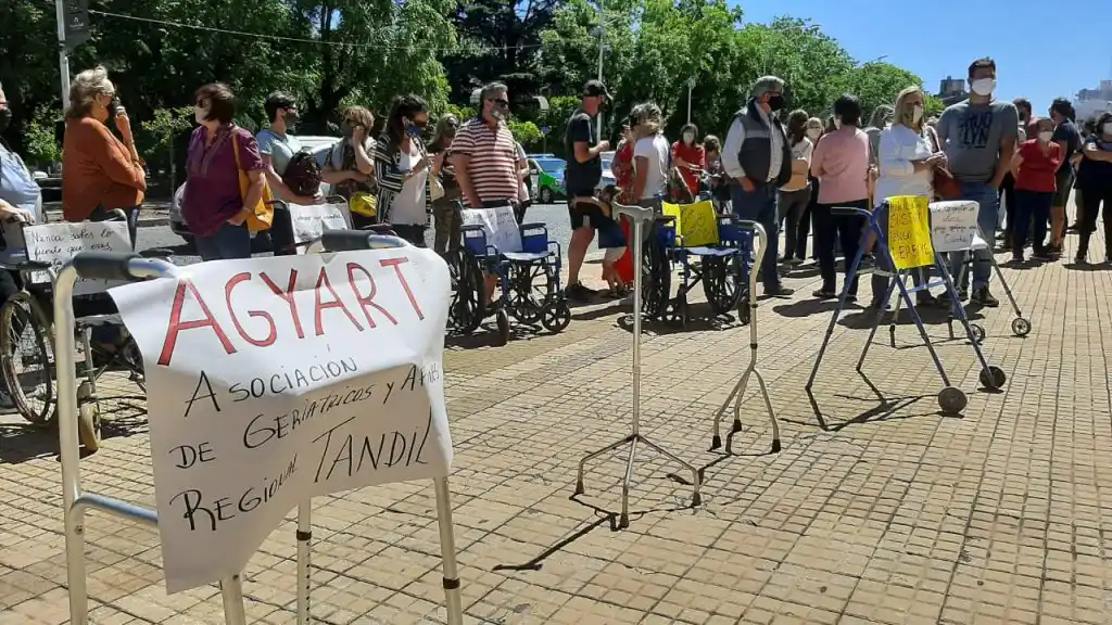 Se movilizaron  frente al Municipio para pedir por los derechos de los adultos mayores