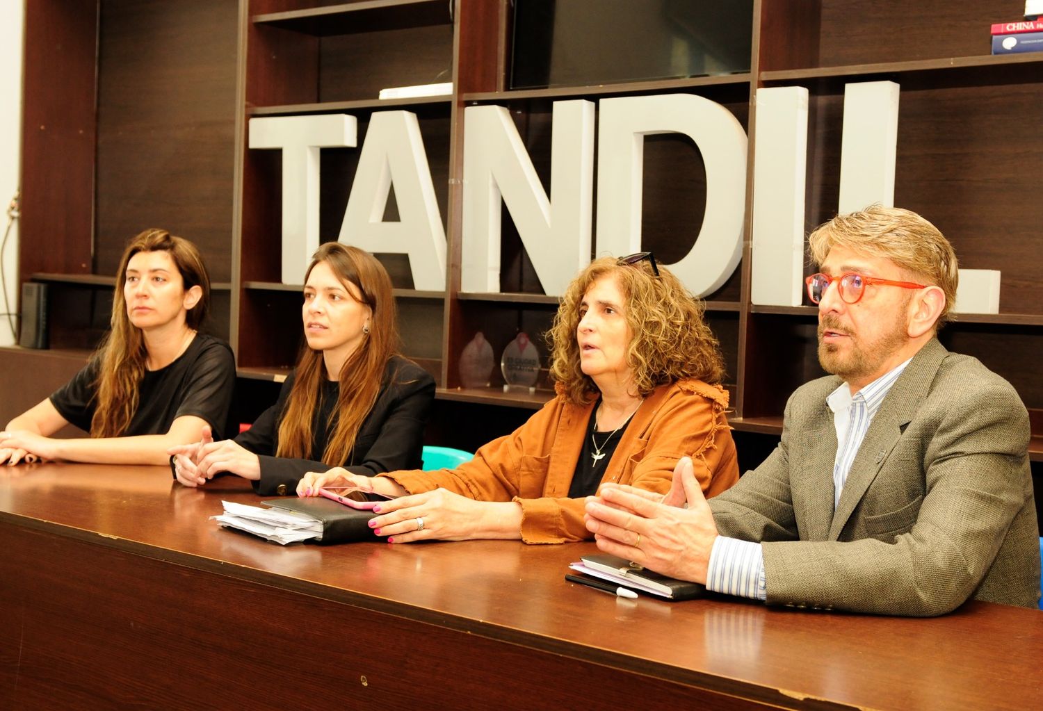 La directora de Discapacidad y Adultos Mayores, Lucia González, Claudia Caballero de Mesa Solidaria, Cintia Mogabre del Hogar San José y Adolfo Loreal, en conferencia de prensa.