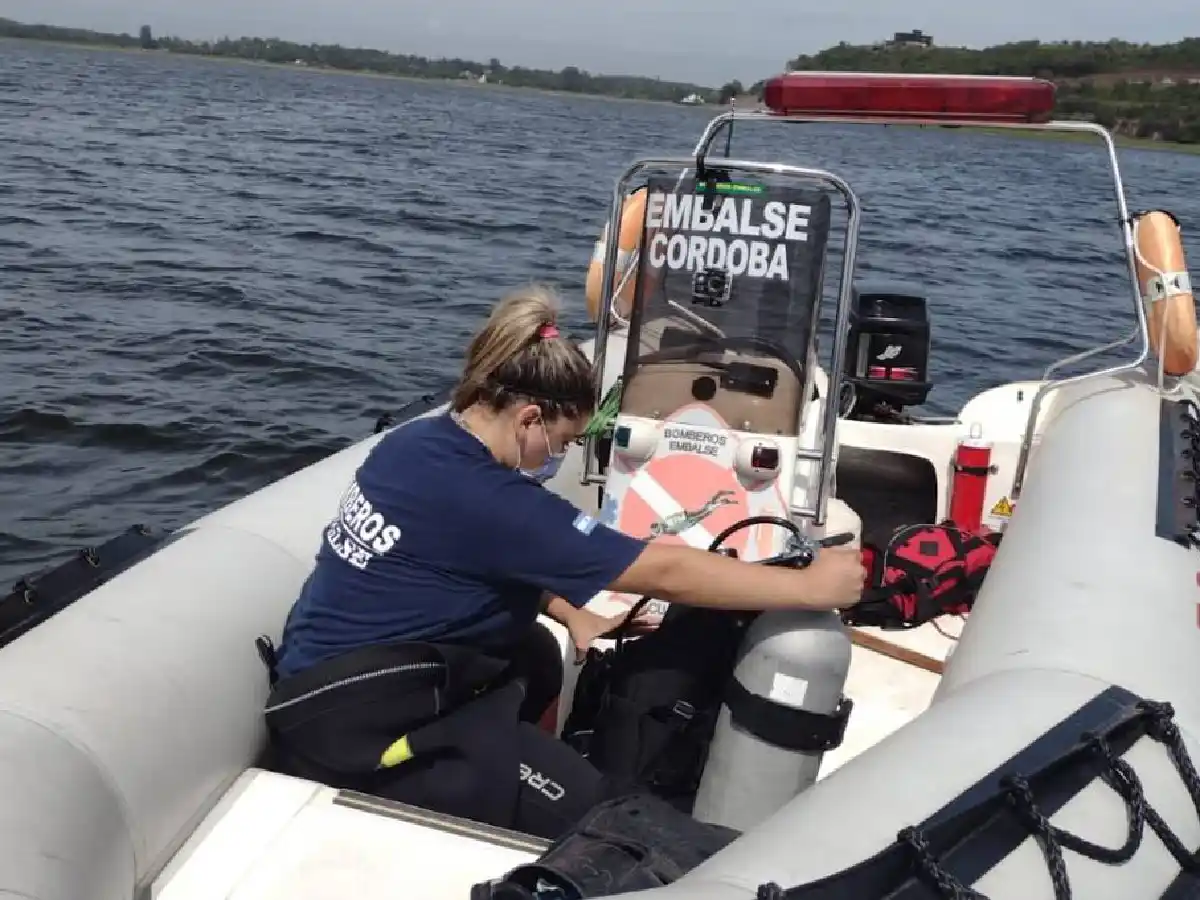 Buscan a un hombre que desapareció en el lago de Embalse