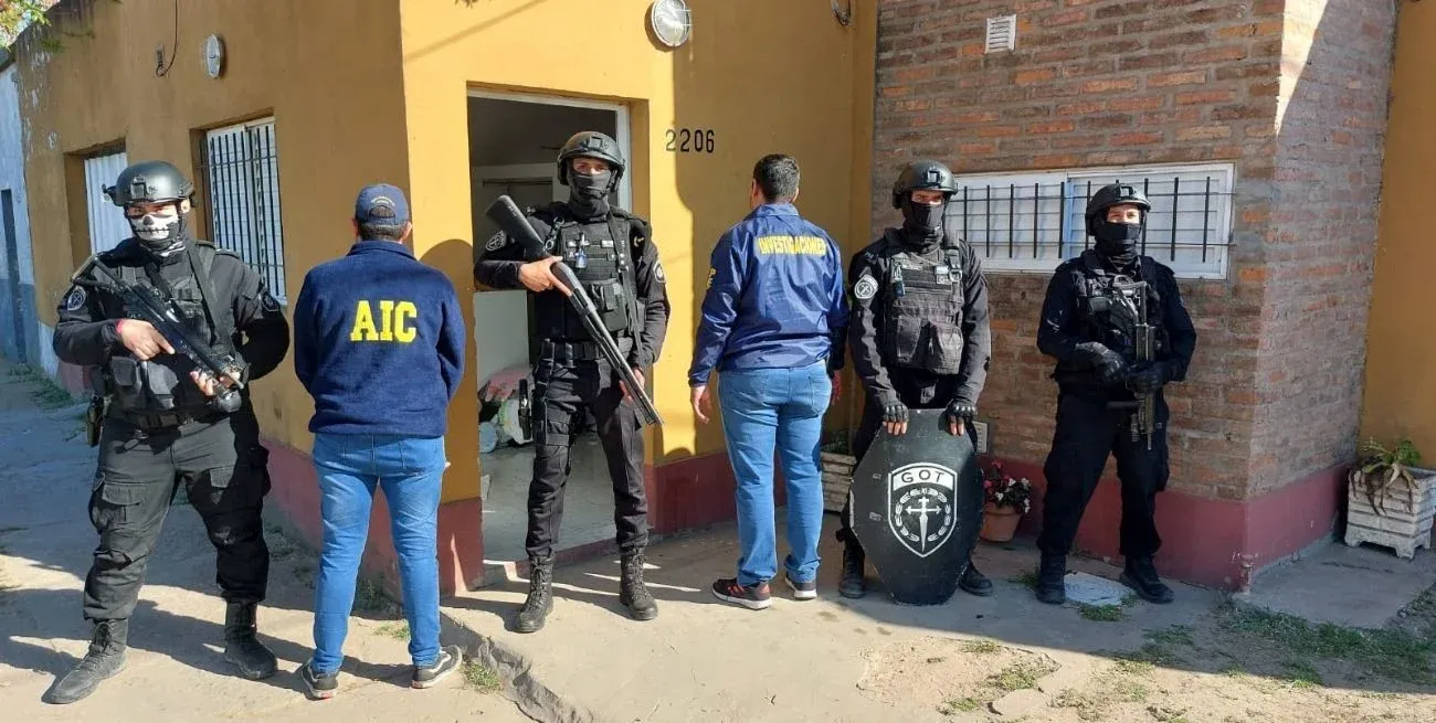 Los uniformados aseguraron el inmueble donde se produjo uno de los allanamientos.