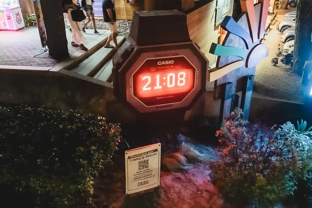 En Cariló y Pinamar instalaron relojes gigantes hechos cada uno con 9.000 botellas recicladas