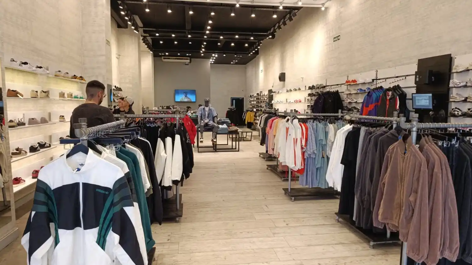 Si bien durante la temporada de verano algunos rubros registraron mayor movimiento por cuestiones estacionales, los comerciantes aseguran que, en líneas generales, las ventas siguen por debajo de los niveles del año pasado.