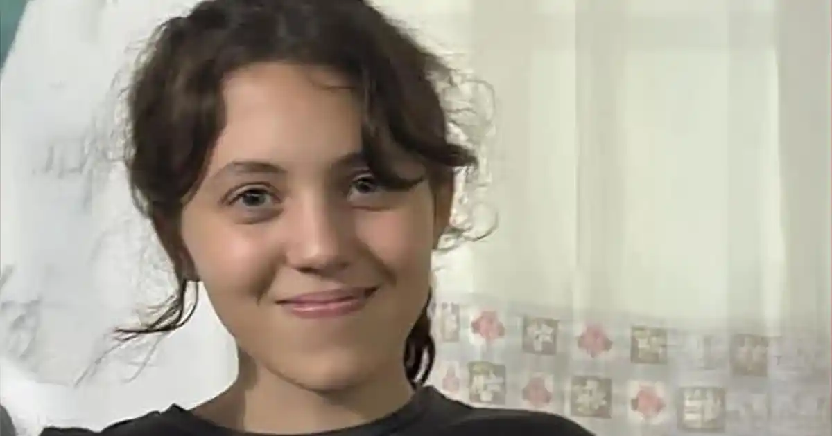 Maitena es de contextura delgada, mide 1,50 metros, tiene tez clara, ojos celestes y cabello castaño oscuro a la altura de los hombros.