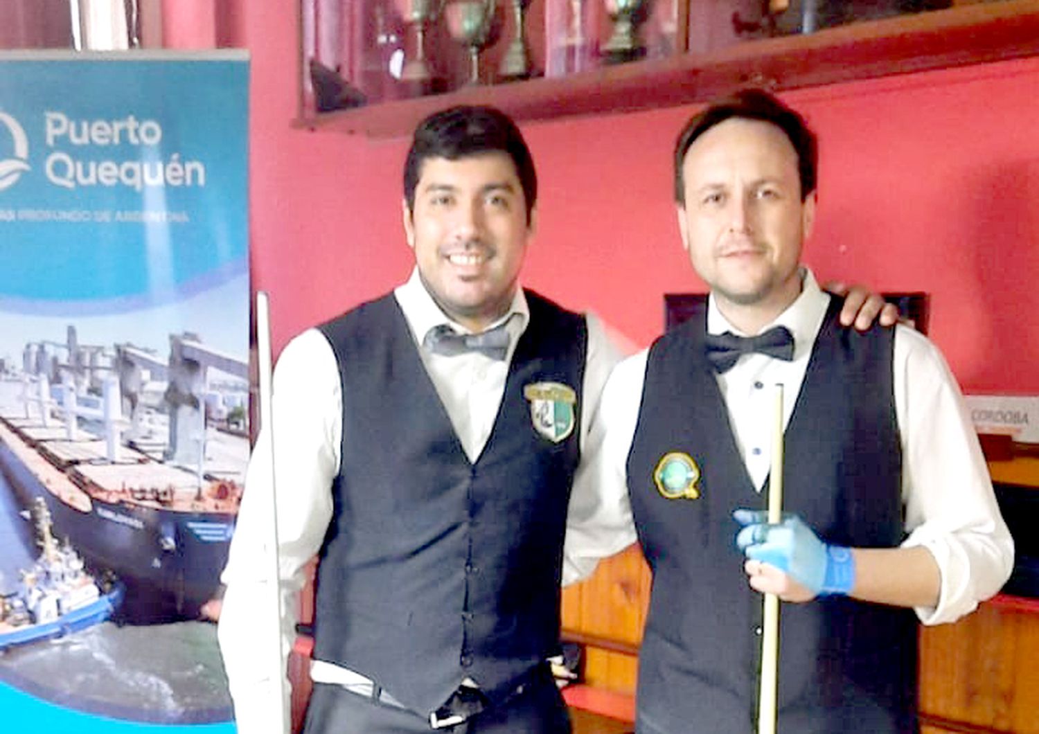 El campeón Martínez, posa con Juan Pablo Rodríguez (Necochea)