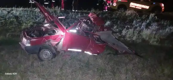 Rescataron a una mujer atrapada en un auto tras sufrir un choque de atrás por un camión