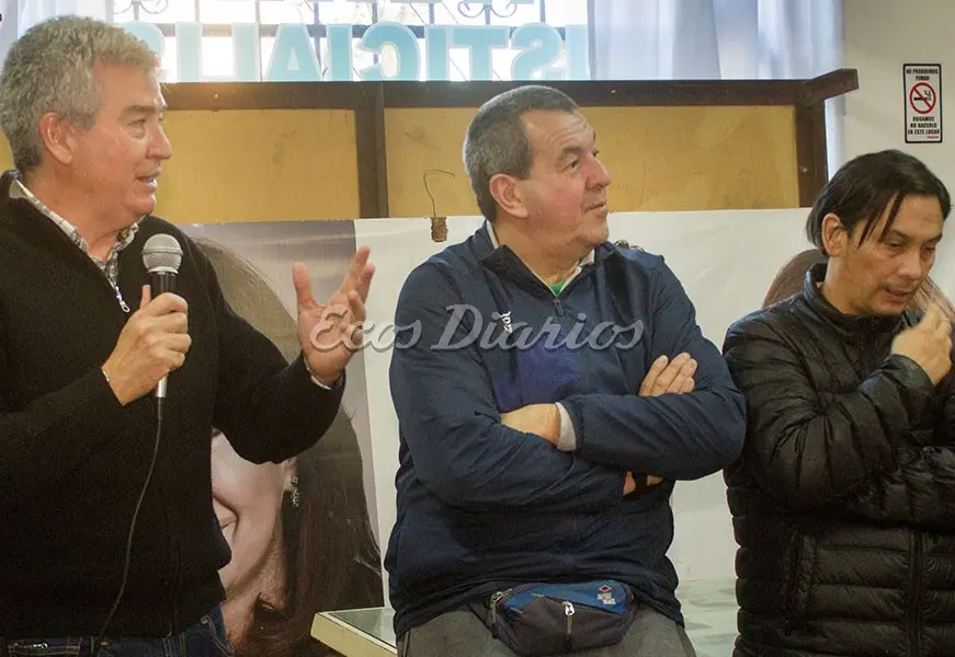 Mensaje. Brinda Marcelo Rivero, junto a Walter Rens y Daniel “Yanqui López