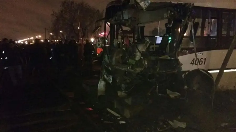 Tren embistió a un colectivo en Merlo: 2 muertos y 14 heridos