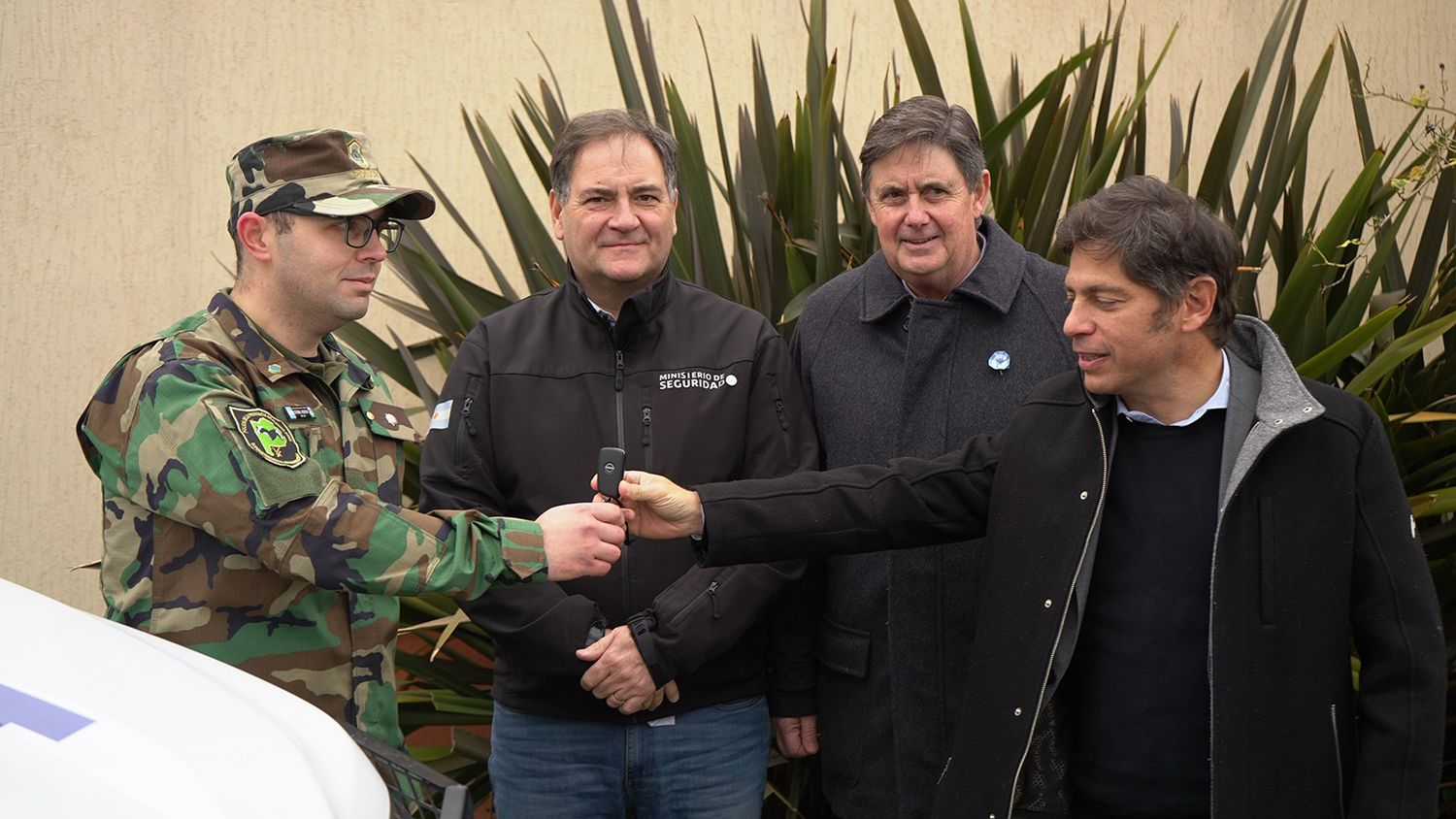Entrega y reconocimiento. El gobernador Axel Kicillof hizo entrega de una de las llaves de los tres patrulleros y destacó la labor que la policía.