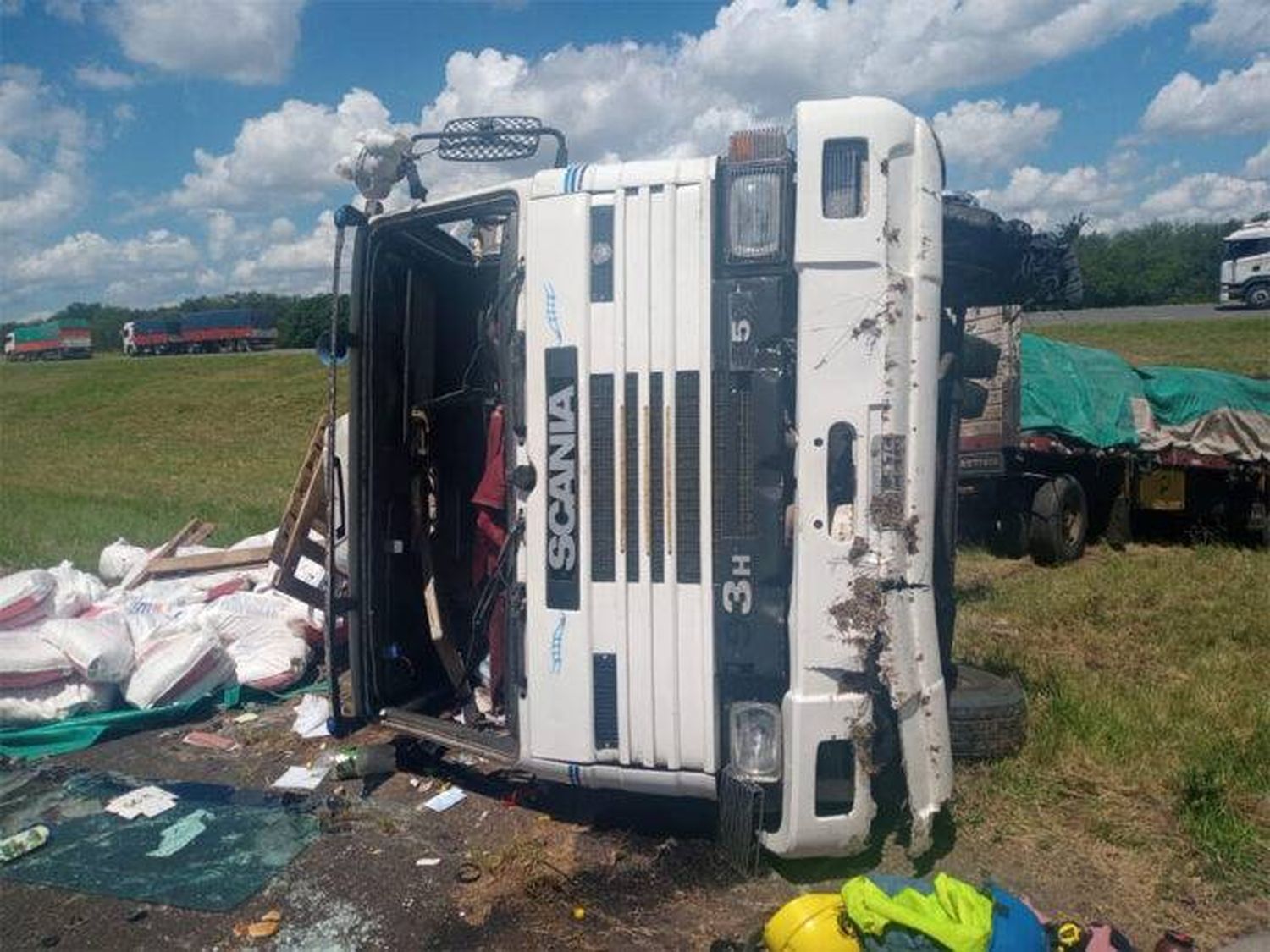 Un camión despistó y volcó en la autovía Artigas