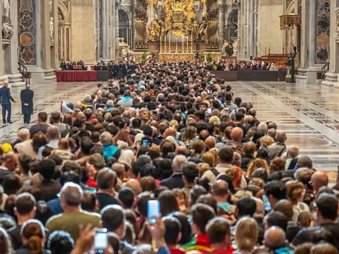 La Basilica de San Pedro no puo cerrar debido a la largas filas (News Vaticano)