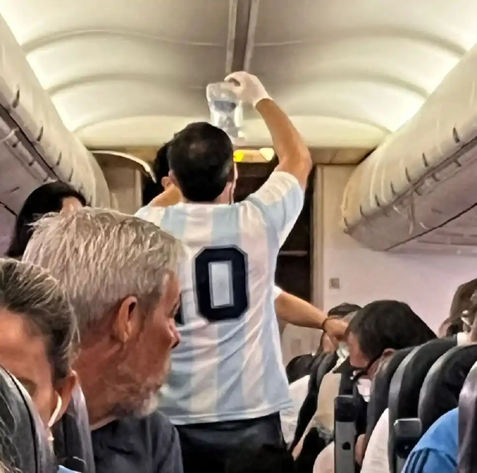 Un médico salvó a un turista que sufrió un infarto en medio de un vuelo durante el partido contra Países Bajos