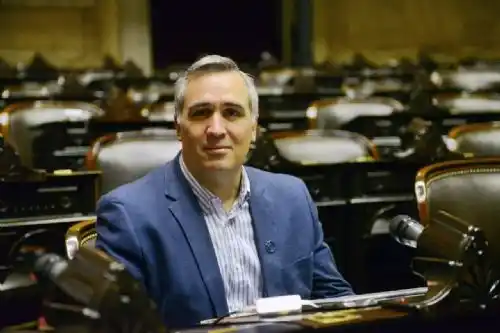 Burla en las redes sociales contra un diputado que hizo comentario desubicados a mujeres