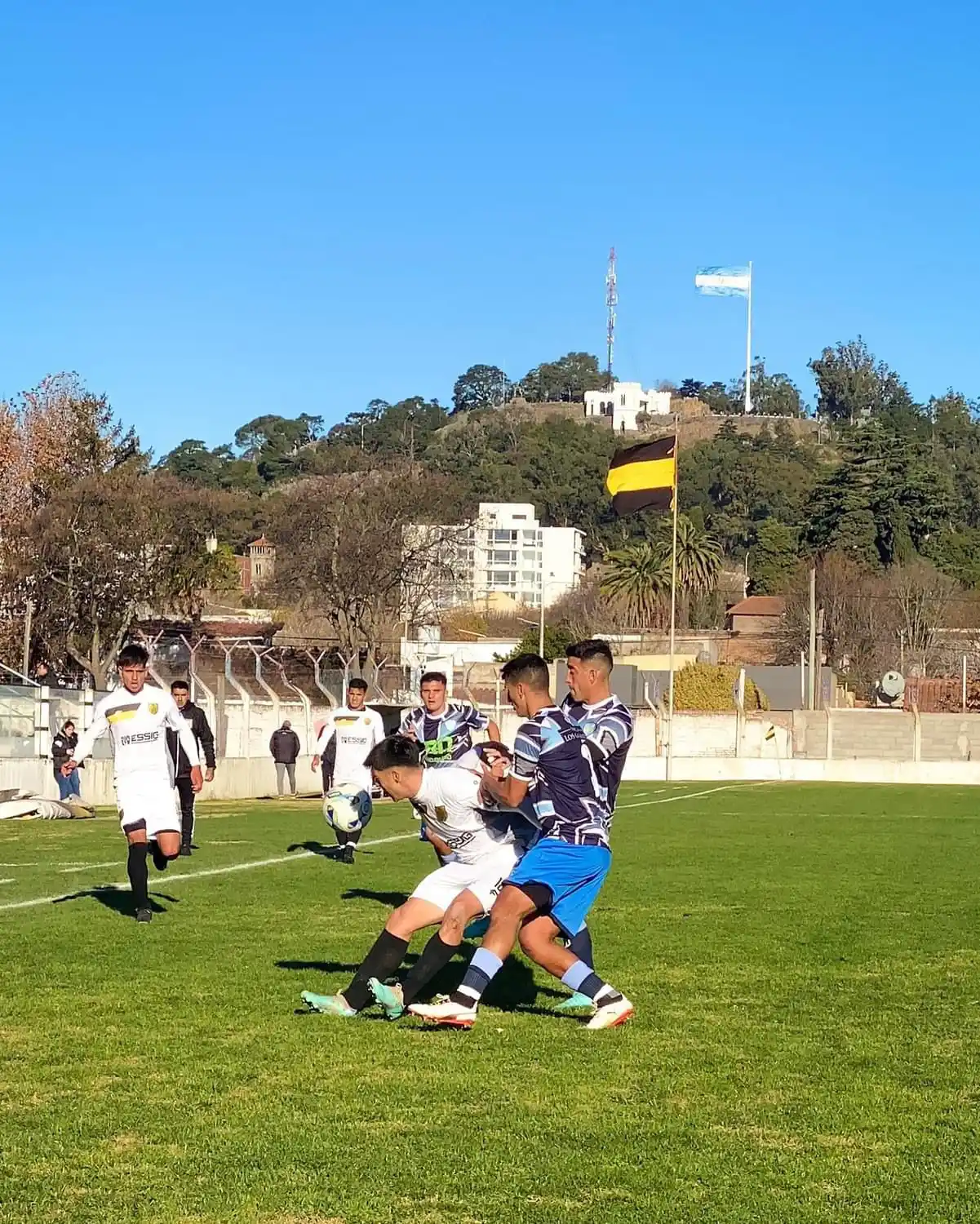 FOTO PRENSA SANTAMARINA Joaquín Jara fue uno de los ingresados desde el banco en el último partido de Santamarina.