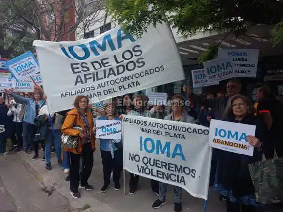 Crisis en el IOMA: afiliados convocaron a la primera protesta del 2025