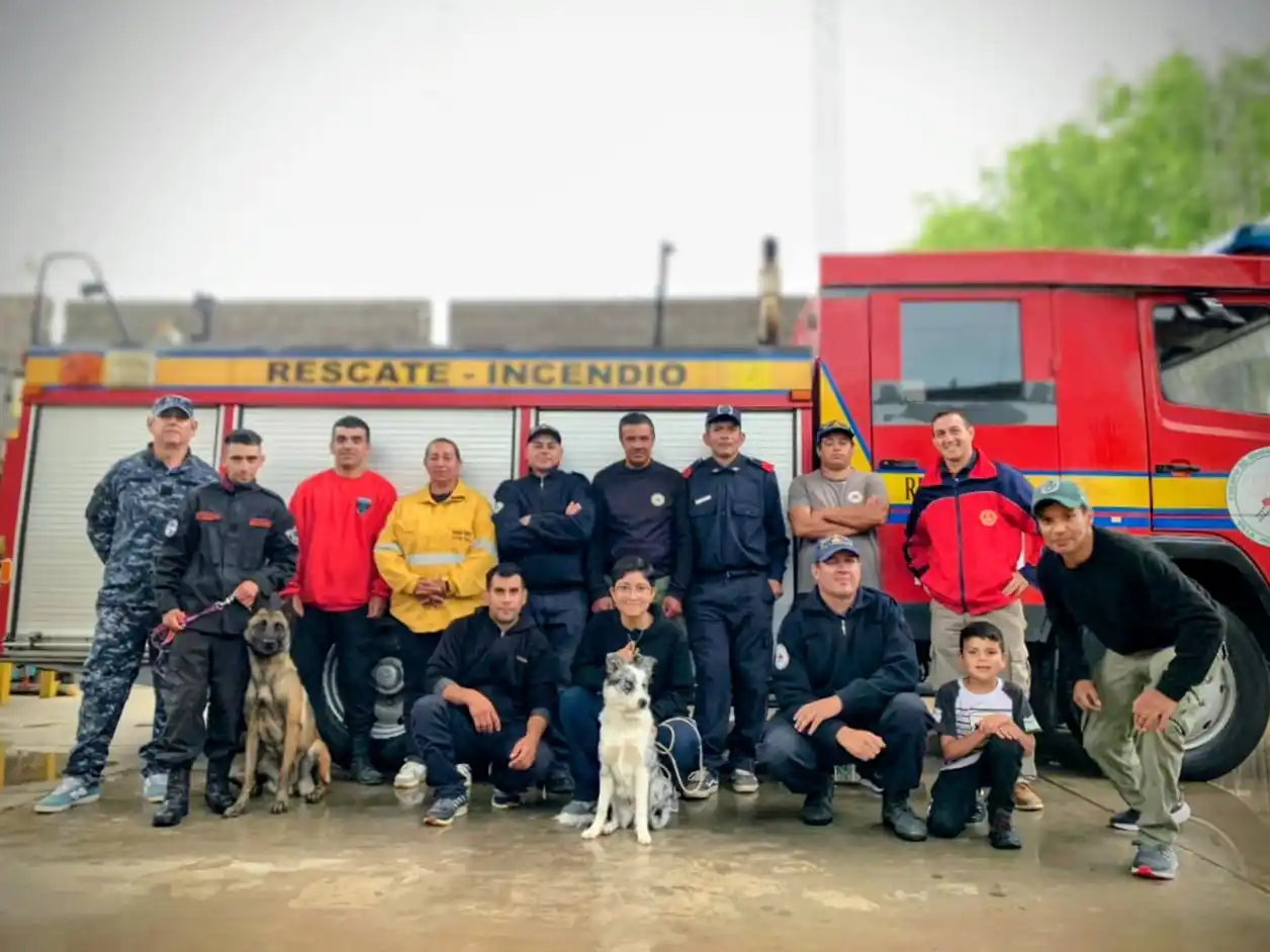Integrantes de K9 Gualeguay y de su par de Villa Paranacito.