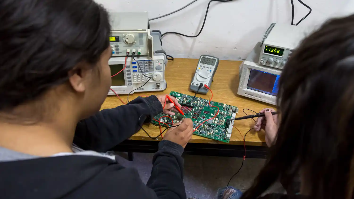 Escuelas técnicas incrementan su matrícula y captan aún más el interés de las mujeres