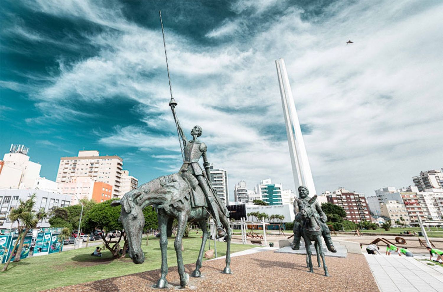 Realizaron la primera visita guiada de verano por Monumentos Escultóricos