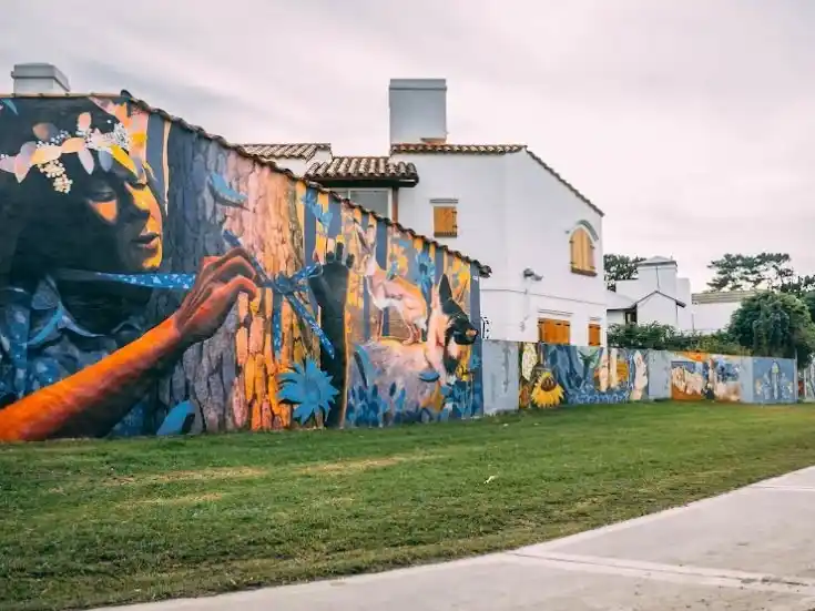 Este año, la bienal se celebra bajo el lema ADN de Mar, invitando a los artistas a inspirarse en la diversidad y el entorno natural.