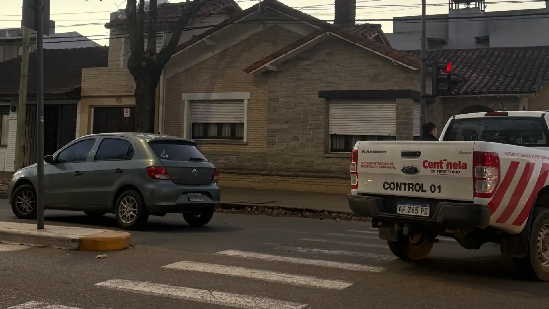 Tras el impacto, personal del SAME acudió rápidamente al lugar y trasladó a la víctima a la guardia del Hospital Municipal Ramón Santamarina.