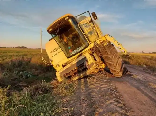Una cosechadora cayó en una alcantarilla en un camino rural muy transitado