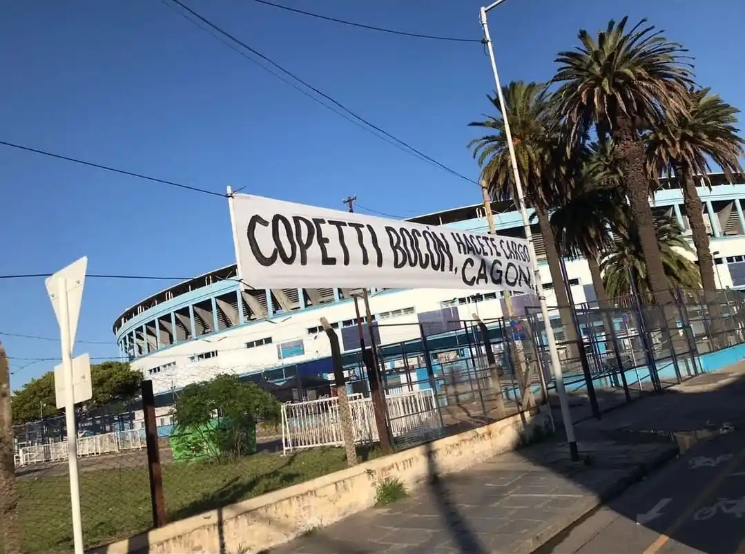 Arde Avellaneda: Aparecieron pasacalles en la cancha de Racing con violentos mensajes hacia Copetti y Gago