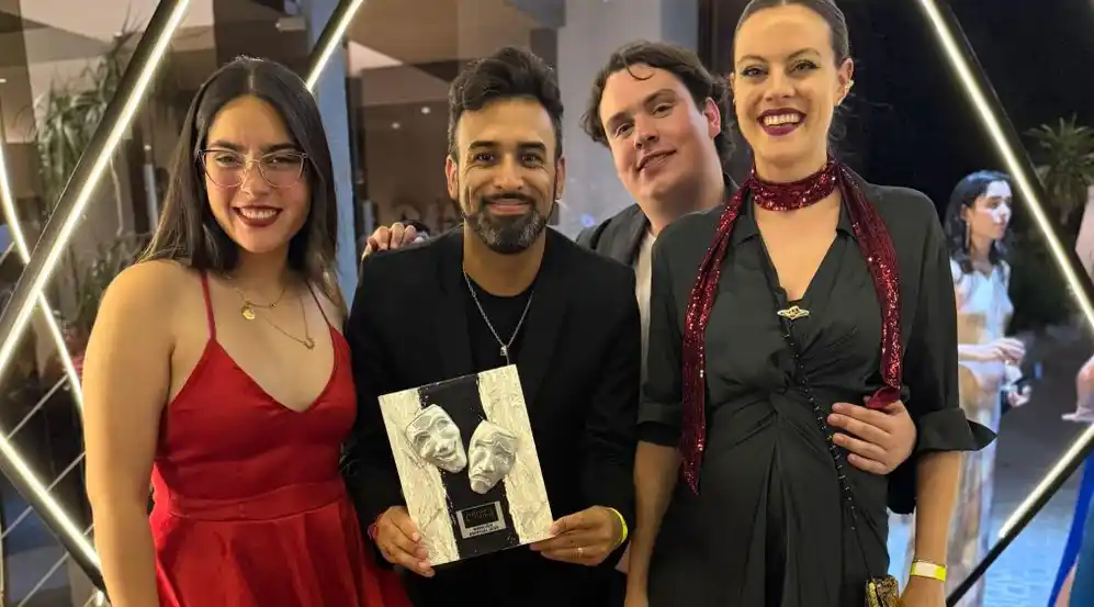 Adrián Vocos recibió el premio Grandes del Teatro en Carlos Paz