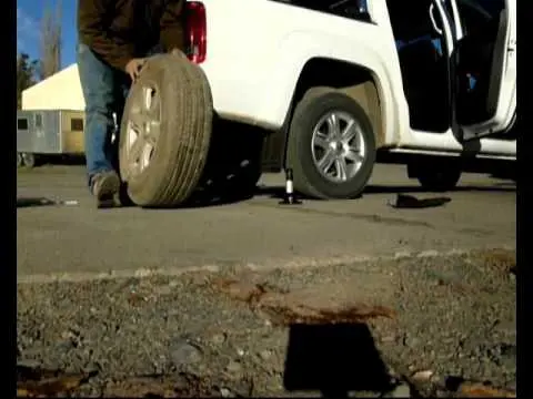 Roban ruedas de auxilio a cinco camionetas en el barrio Parque