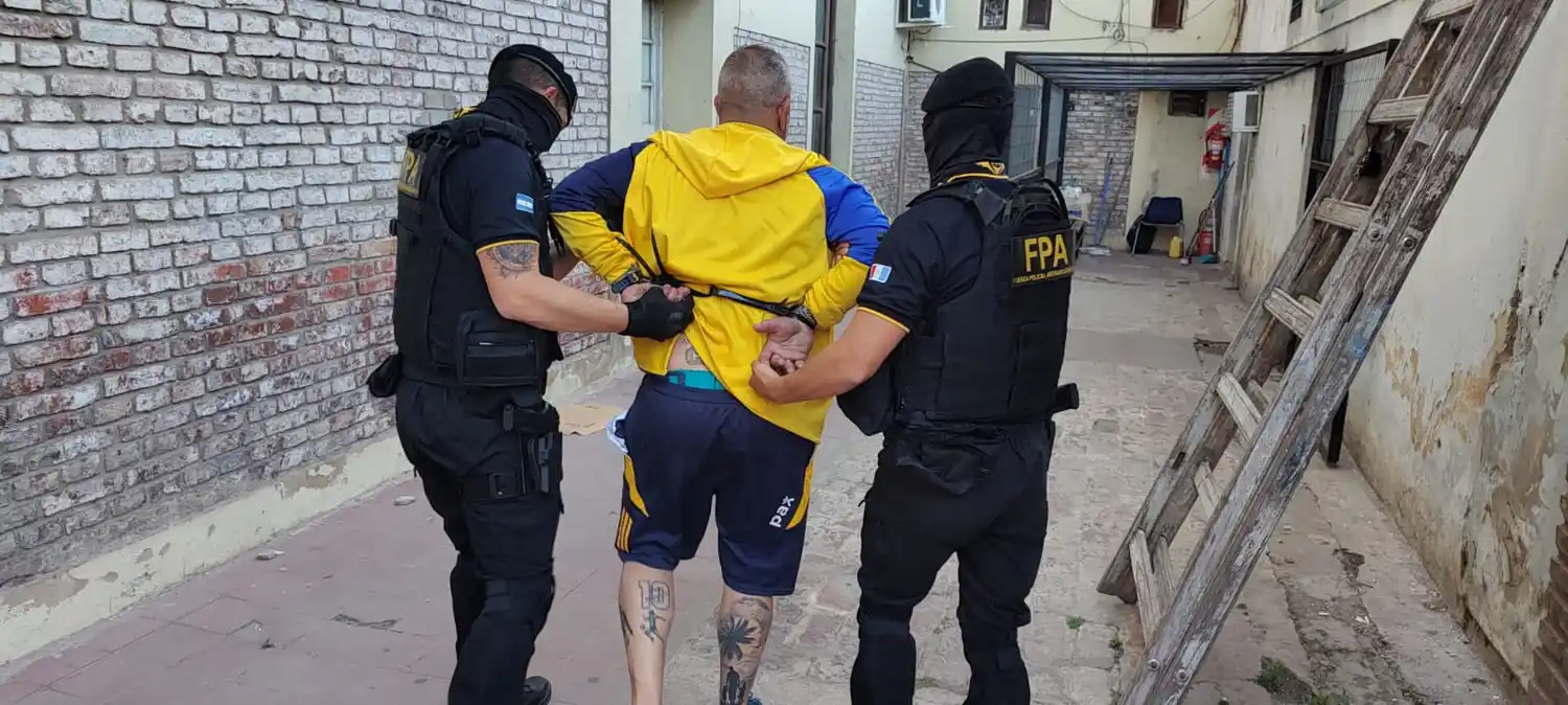 Así trasladaban al detenido a sede policial.