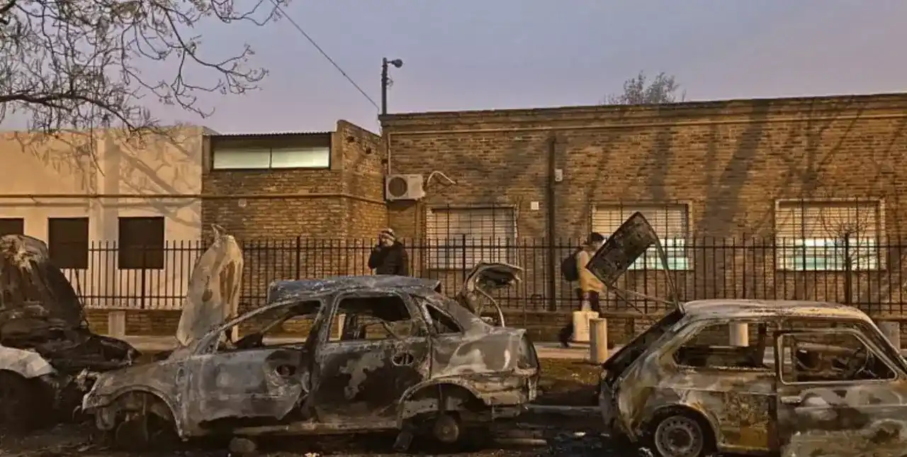 Rosario: por segundo día consecutivo prenden fuego autos frente a una comisaría