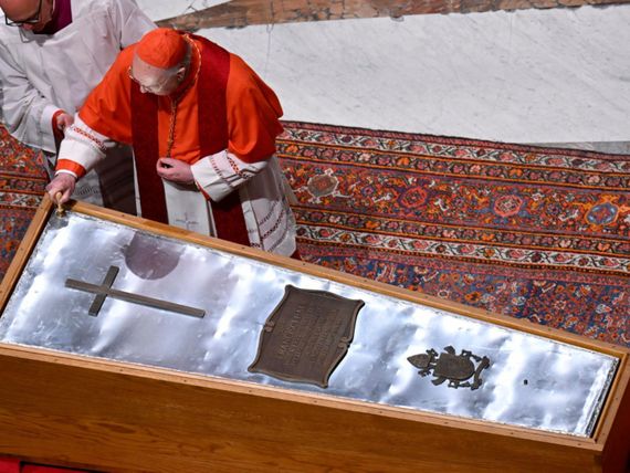 Cerraron el féretro y se inició el proceso para el funeral del Papa