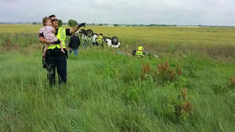Policía abraza y le canta a una bebé tras el choque en el que murió su padre 