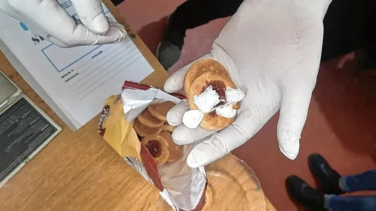 Una mujer le llevaba droga entre galletitas pepas al hijo detenido