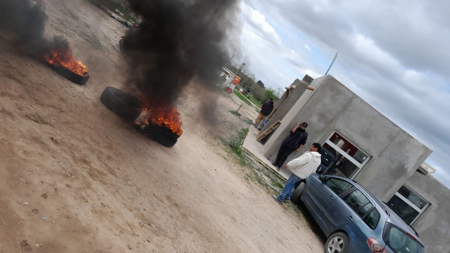 Otra protesta en las 25 viviendas de Río Tala por falta de pago