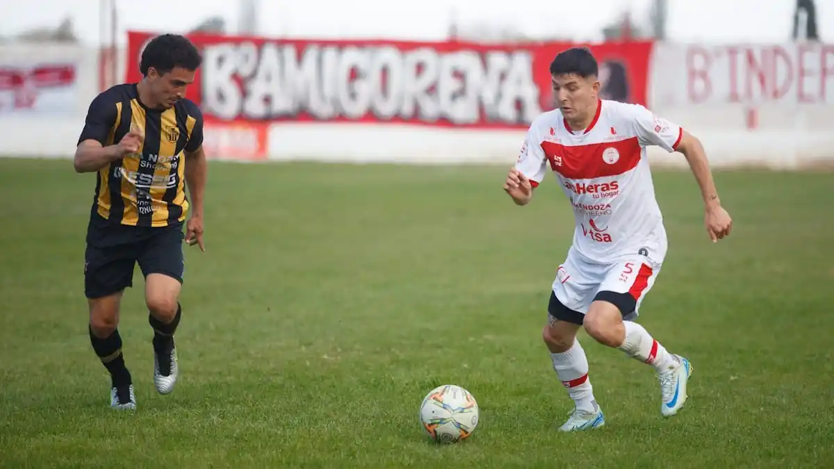 FOTO DIARIO UNO Dezi intenta frenar el ataque de Sandoval.