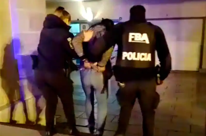 Con cuchillo en mano lo detienen luego de querer asaltar a transeúntes en el centro