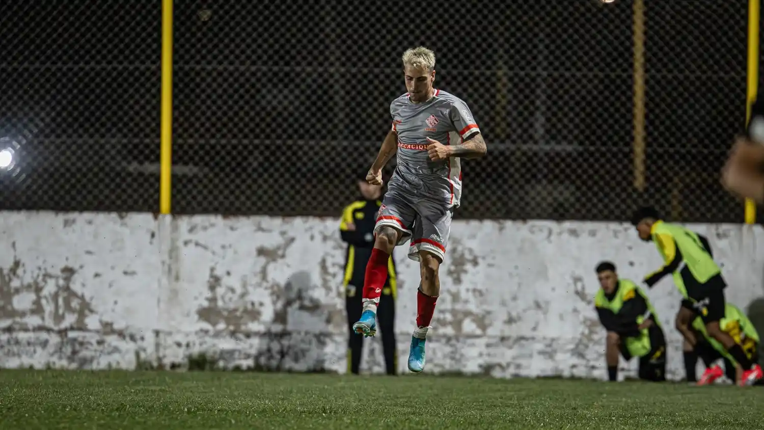 FOTO LA VOZ DEL PUEBLO DE TRES ARROYOS El tandilense Mauro Rossi aporta goles en Atlético Ayacucho.